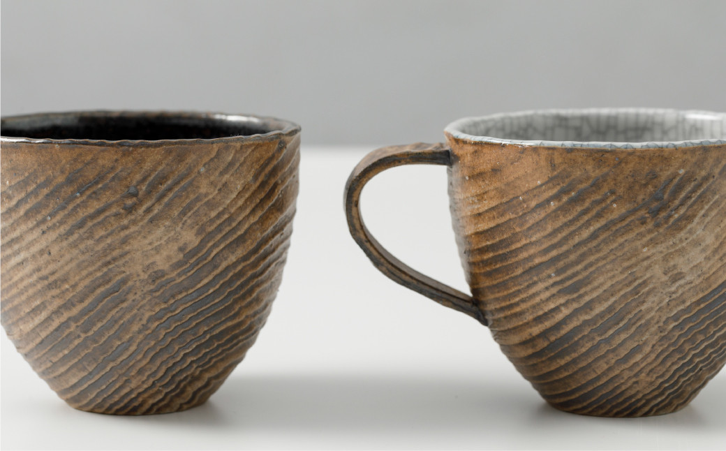 左から黒鉄釉、墨貫入　お好きな方を選んで応援メッセージ欄へご記入ください
