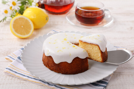 香り豊かな国内産瀬戸内レモンを使用したドリズルレモンケーキ〈4号〉