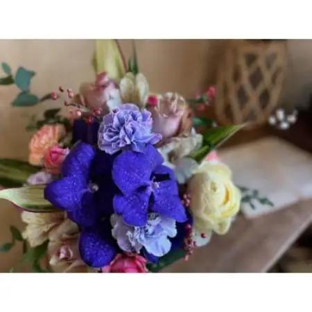季節を彩る寒色系の生花アレンジメント【寒色系】【配送不可地域：離島】【1732606】