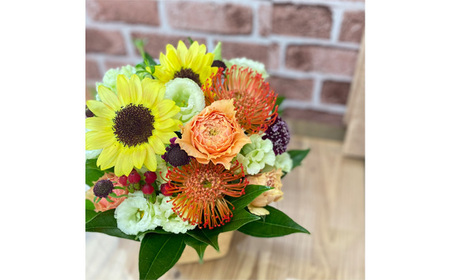 No.485 (イエローオレンジ系）Mサイズ 癒し生活！季節のおまかせフラワーアレンジメント