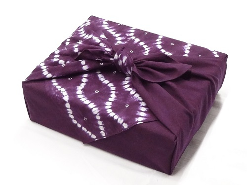 
                  南部しぼり 紫根染 木綿風呂敷 1枚 ふろしき 風呂敷 草紫堂 南部紫根染 小物 持ち運び 包み 伝統柄 使い易いサイズ 伝統工芸 工芸品 伝統工芸品 日本製 コットン 綿 ハンドメイド 手染め 染め物 染物 和風 和小物 エコバッグ ふくさ 岩手県 盛岡市 東北 岩手 盛岡 有限会社草紫堂
                