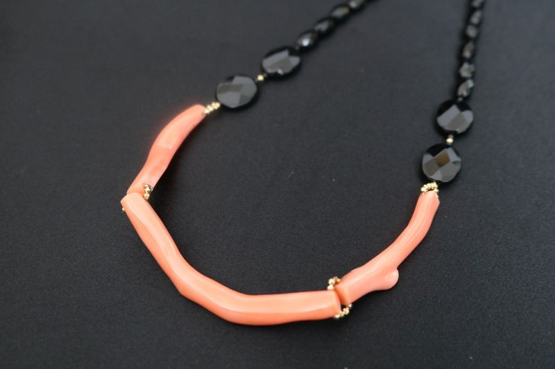 
                  ピンクサンゴの大きい枝のネックレス | アクセサリー ネックレス ジュエリー 珊瑚 赤珊瑚 宝石 サンゴ プレゼント クリスマス バレンタイン カジュアル レディース 贈答用 人気 高価 高級 おすすめ ふるさと納税サンゴ ふるさと納税ネックレス 高知県 室戸市
                