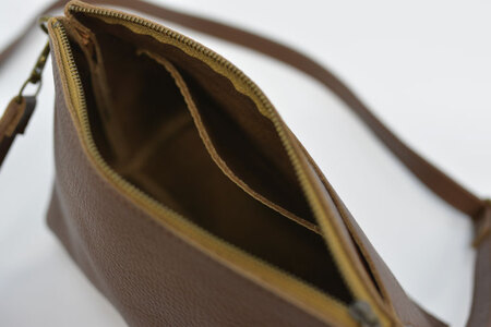 AX008-1　益子の革工房maharoのショルダーポーチ　ワイド（S）ブラウン