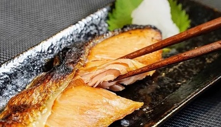 【北海道産鮭使用】 【年内発送】 ※数量限定※ 寒風干し新巻鮭 1本 海鮮 魚介 魚介類 魚 鮭 サケ さけ しゃけ サーモン 味付き 年内配送 年内お届け