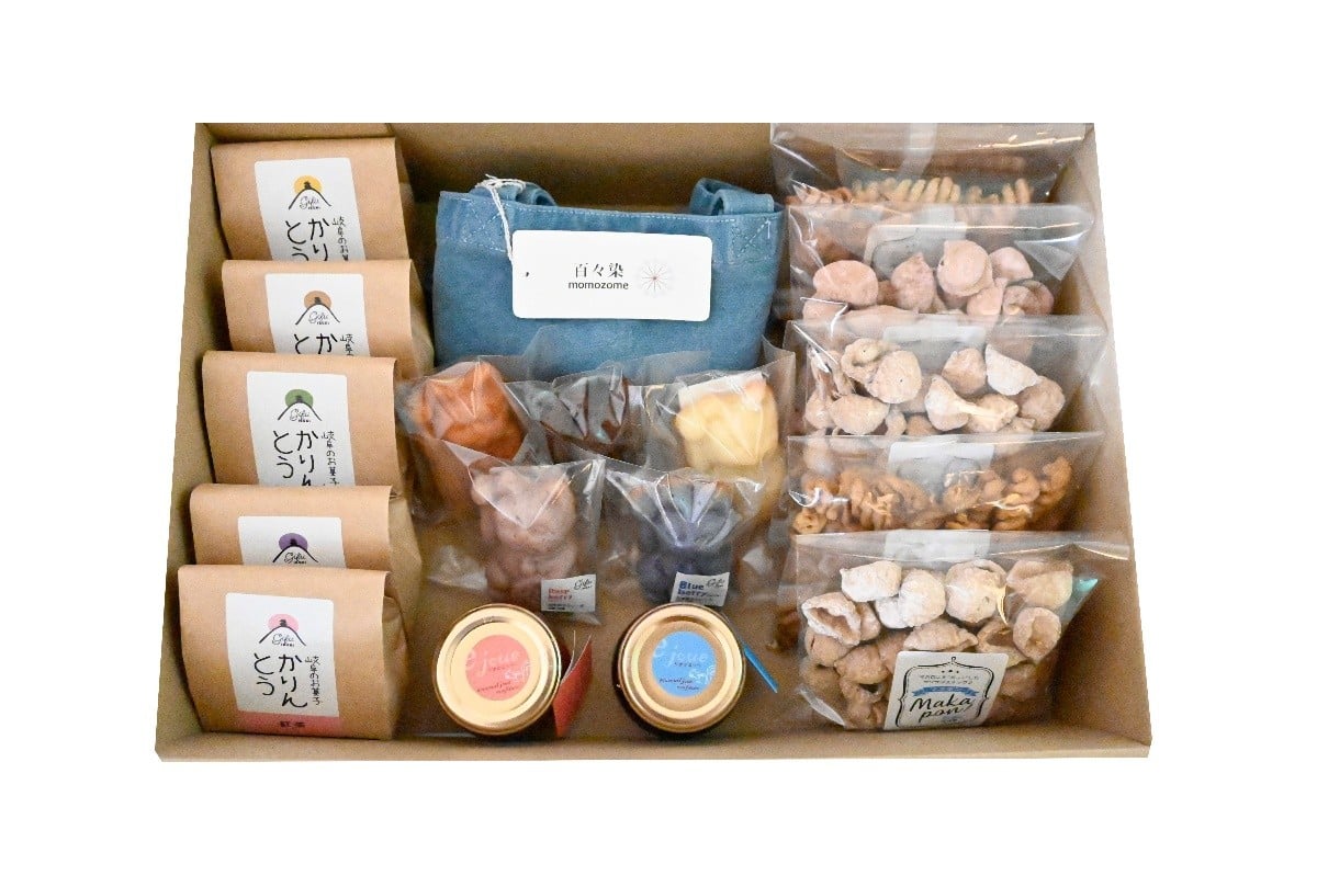 
            【岐阜のお菓子と工芸品】かりんとう＆招き猫マドレーヌ＆マカポン＆百々染トートバッグ＆ジャム
          