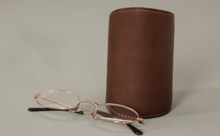 tanikoオリジナル 眼鏡スタンド《厚真町》【Taniko leather】 革 革製品 長財布 財布 メガネ メガネスタンド 文房具 ペンスタンド ギフト 北海道 [AXAP015]