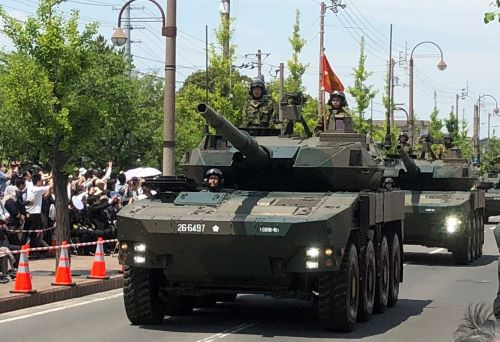 16式機動戦闘車　市中パレード