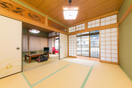 【杖立温泉よろづや】1泊 2食 平日限定 ペア宿泊券 1日2組限定 創業90年 割烹宿 老舗旅館 京風 老舗の味 趣き レトロ 弱食塩泉 PH9.0 メタケイ酸 しっとり 熊本 阿蘇 小国町 杖立 観