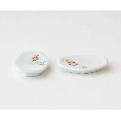 有田焼 紅白梅花文様 鶴文様 箸置き 5個組【肥前赤絵窯元 鷹巣】手描き 白磁 陶磁器 伝統工芸 伝統柄 梅 鶴 A20-594_イメージ4