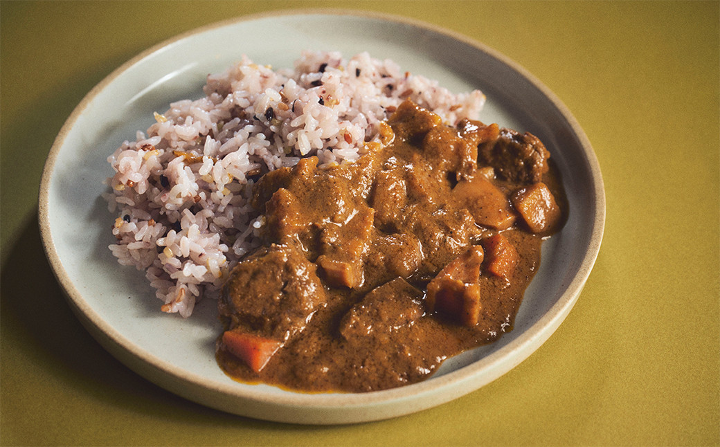 
大和牛と明日香野菜でつくった「飛鳥カレー」と古代三色米＜３人前セット＞
