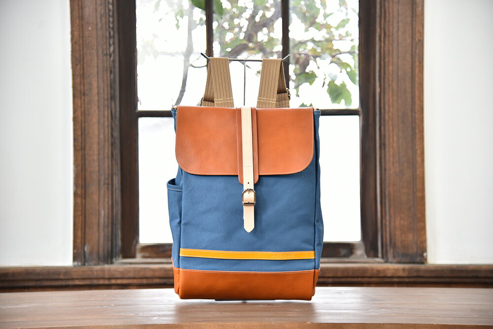 【ふるさと納税】近江牛レザーと地産帆布で作ったフラップ付きリュック びわ湖ブルー （縦40cm 横32cm マチ13cm）牛革 レザー 帆布 ハンドメイド Cogocoro 日本製