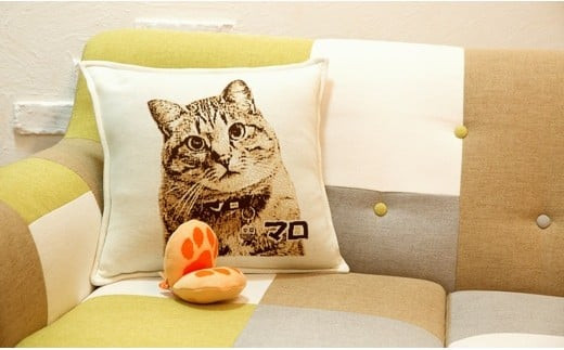 愛らしいペットの姿を編み込んだオリジナルクッション。