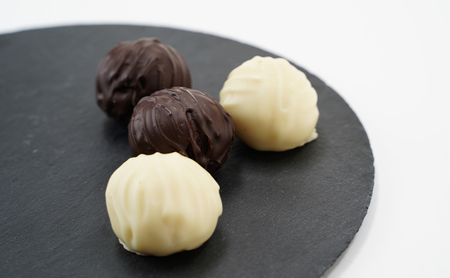 十勝カルメル会シスターが真心こめて作った トリュフチョコレート（白2個・黒3個）【 ギフト プチギフト　お菓子 お礼 お返し 北海道 十勝 幕別 カルメル イエズス キリスト チョコ チョコレート ト