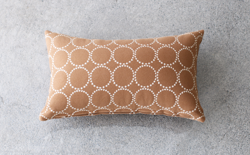 ミニクッション 長方形 タンバリン生地 キャメル 約42×26cm ミナペルホネン 秋山木工 秋山木工株式会社 国産 静岡県 藤枝市