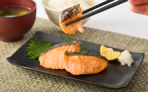 【直火焼き魚】骨取り 銀鮭塩焼き ハーフカット 10切入 加熱済【配送不可地域：離島】【1700141】