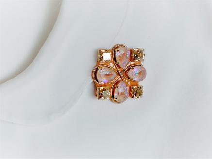 大粒スワロフスキーRクリスタルのスクエアブローチ（ピンク系デライト）