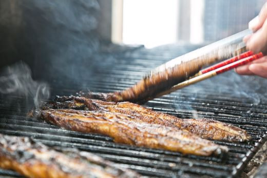 「手焼き」職人が１尾１尾丁寧に焼き台で焼いています。表面はサクッと、中はふわっと、頬張ればほろっとほぐれる食感に仕上がります