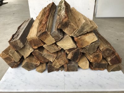 薪 コナラ（23kg 箱入り） 薪ストーブ たき火 キャンプ アウトドア BBQ
