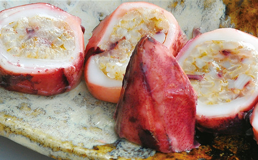 イカめしは、剣先イカの旨みを引き出した自信作です。
本からすみと昆布をブレンドした特製調味料をブレンドし味付け。