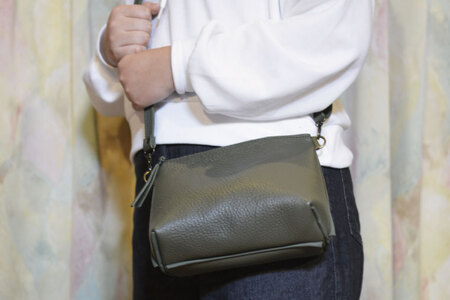 益子の革工房maharoのショルダーポーチ　ワイド（S）オリーブグリーン｜栃木県 益子町 ふるさと納税 ショルダーポーチ ワイド 牛革 手作り（AX108-4）