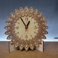 太陽デザイン木時計