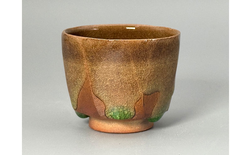 
                  虫明焼 灰釉彩貫入ヘラ目ぐい呑(ヒスイ、黒井博史 作) 工芸品 食器 酒器 ぐい呑
                