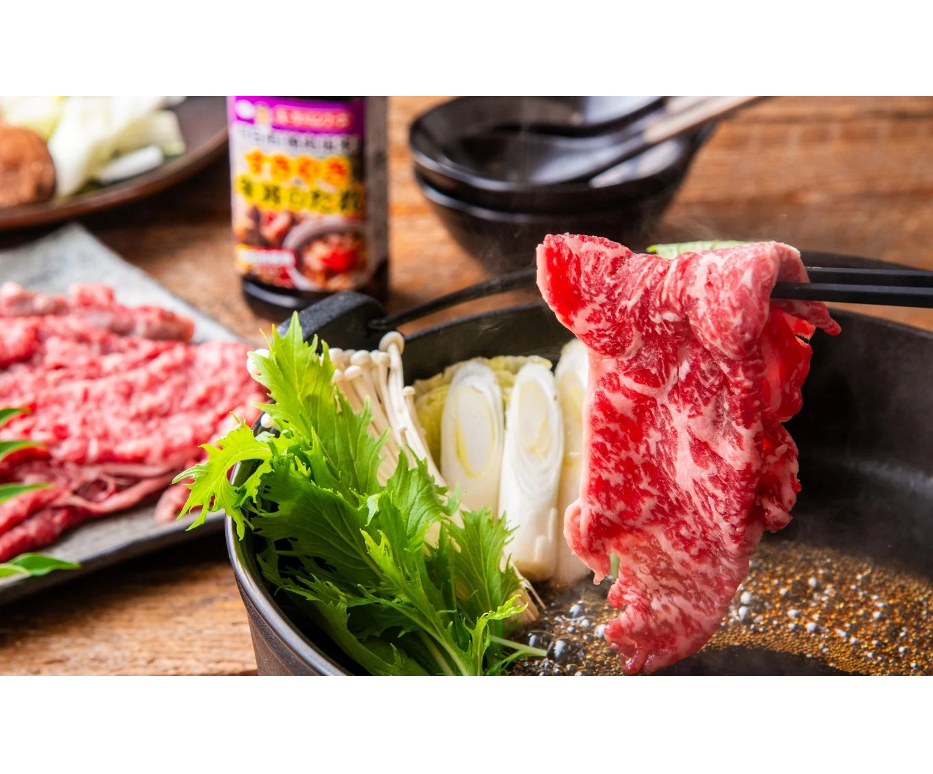 伊勢水沢（すいざわ）牛。こだわりの自家製飼料から生まれたやわらかく甘みのある霜降り肉。伊勢水沢（すいざわ）牛 すき焼き・しゃぶしゃぶ用 500g