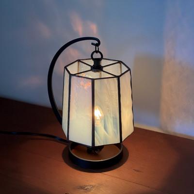 ふるさと納税 瀬戸市 Nijiiro Lamp のステンドグラスのテーブルランプ ファン ホワイト |  | 02