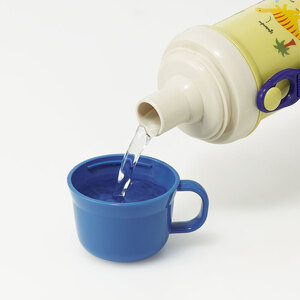 直飲みコップ付きプラ水筒　624483　4-101