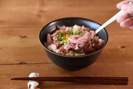 ＜【定期便】全3回隔月　かける国産生ハム80ｇ×4個×3回＞ 国産 豚肉 お肉 生ハム 短冊 フレーク状生ハム テレビ紹介 メディアトッピング ご飯 ご飯のお供 ごはん かけるだけ ユッケ サラダ お