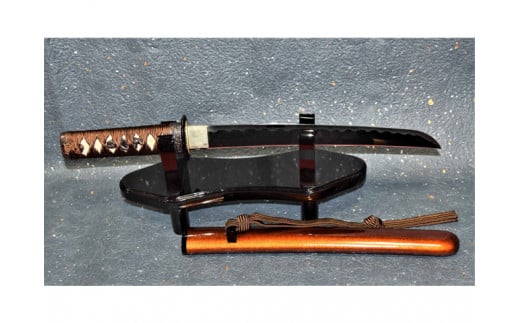 
            観賞用模造刀（短刀・前差し）金茶 刀掛け付　( 濃州堂 )
          