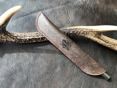 鹿革の一本差しペンケース【焦茶】（ブランドロゴ入り）【R00507】