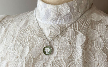 ＜ROUND＞シルバーペンダント　スミレ モスグリーン / ペンダント ネックレス アクセサリー ギフト 贈り物 / 瀬戸市 / 陶華[BBCD018]
