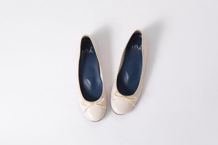 美脚に導く骨盤ケアシューズyui エナメル アイボリー【サイズ26.0cm】