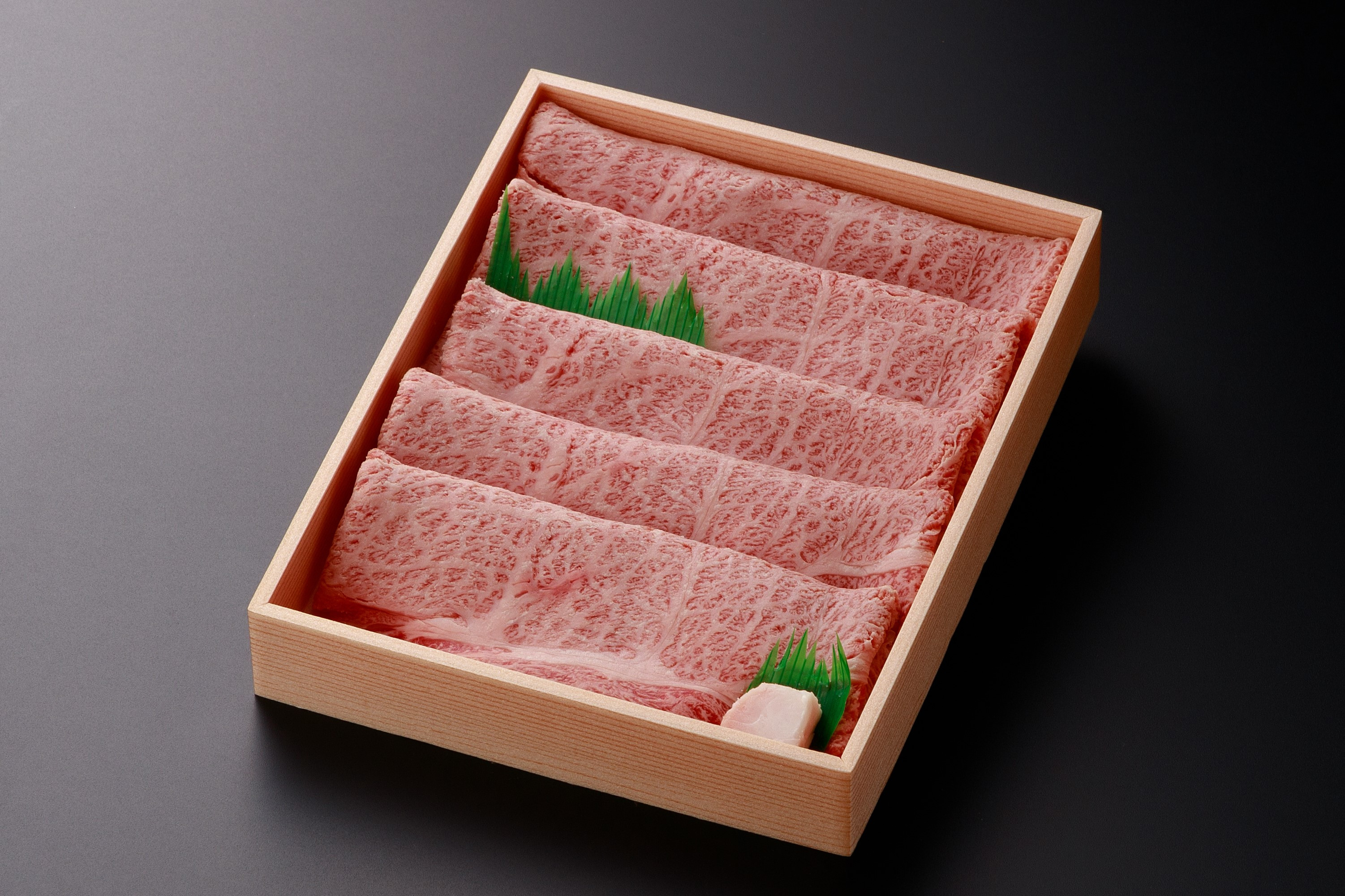 柔らかい肉質が特徴の奥出雲和牛。幅広い年齢の方にご好評いただいています。