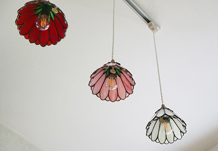 ステンドグラス　ガーベラのペンダントランプ（ピンク）