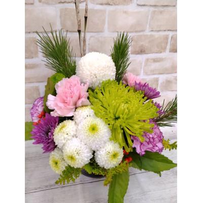 ふるさと納税 酒田市 お正月の花飾り　マムとカーネーションのアレンジメント