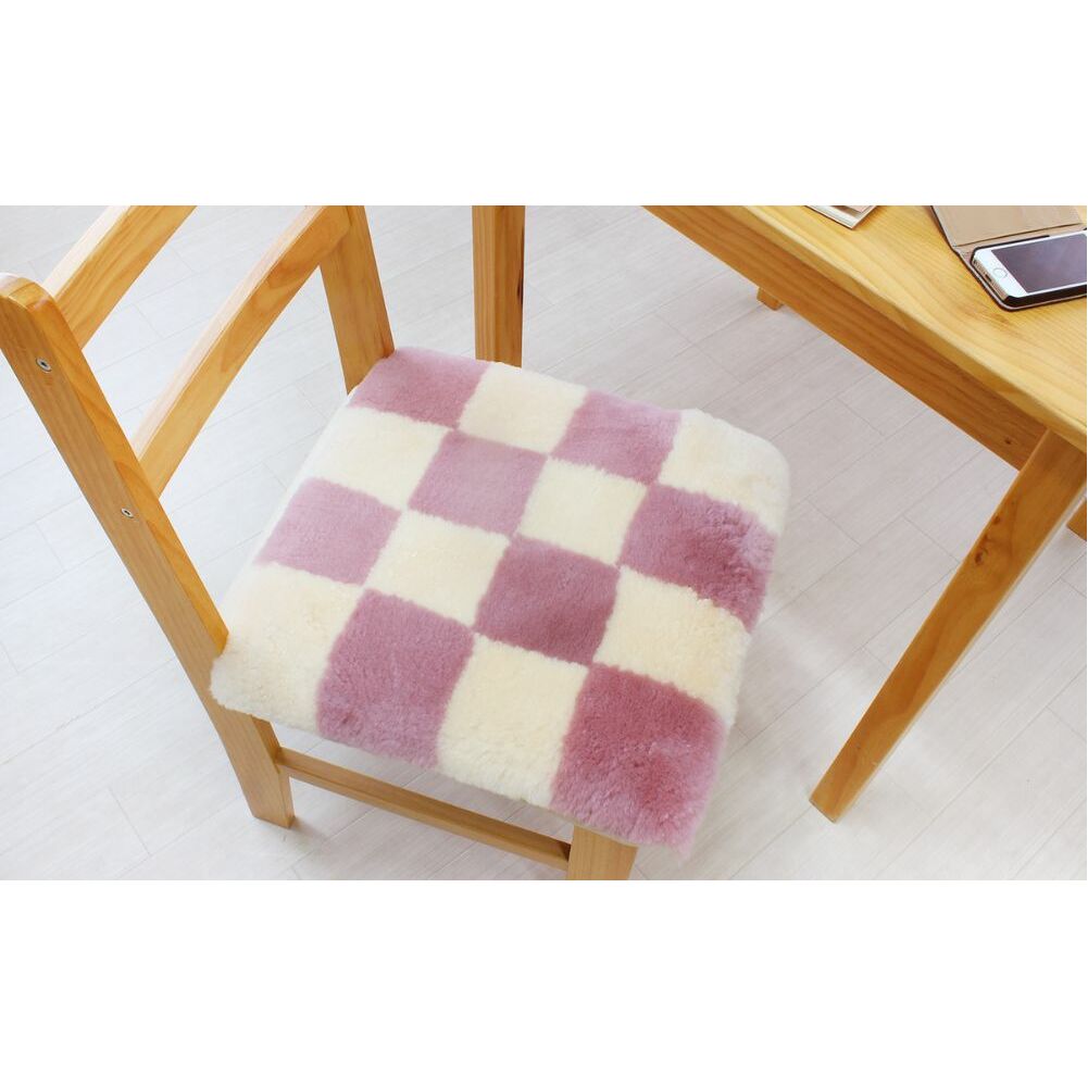 奈良 (株)マスダ製 ムートン座布団 2枚組 チェック柄 ピンク 40cm×40cm／ ムートン 羊毛皮 羊毛 スプリングラム 100％使用 座布団 ラグ インテリア オールシーズン 通年 贈り物 プ