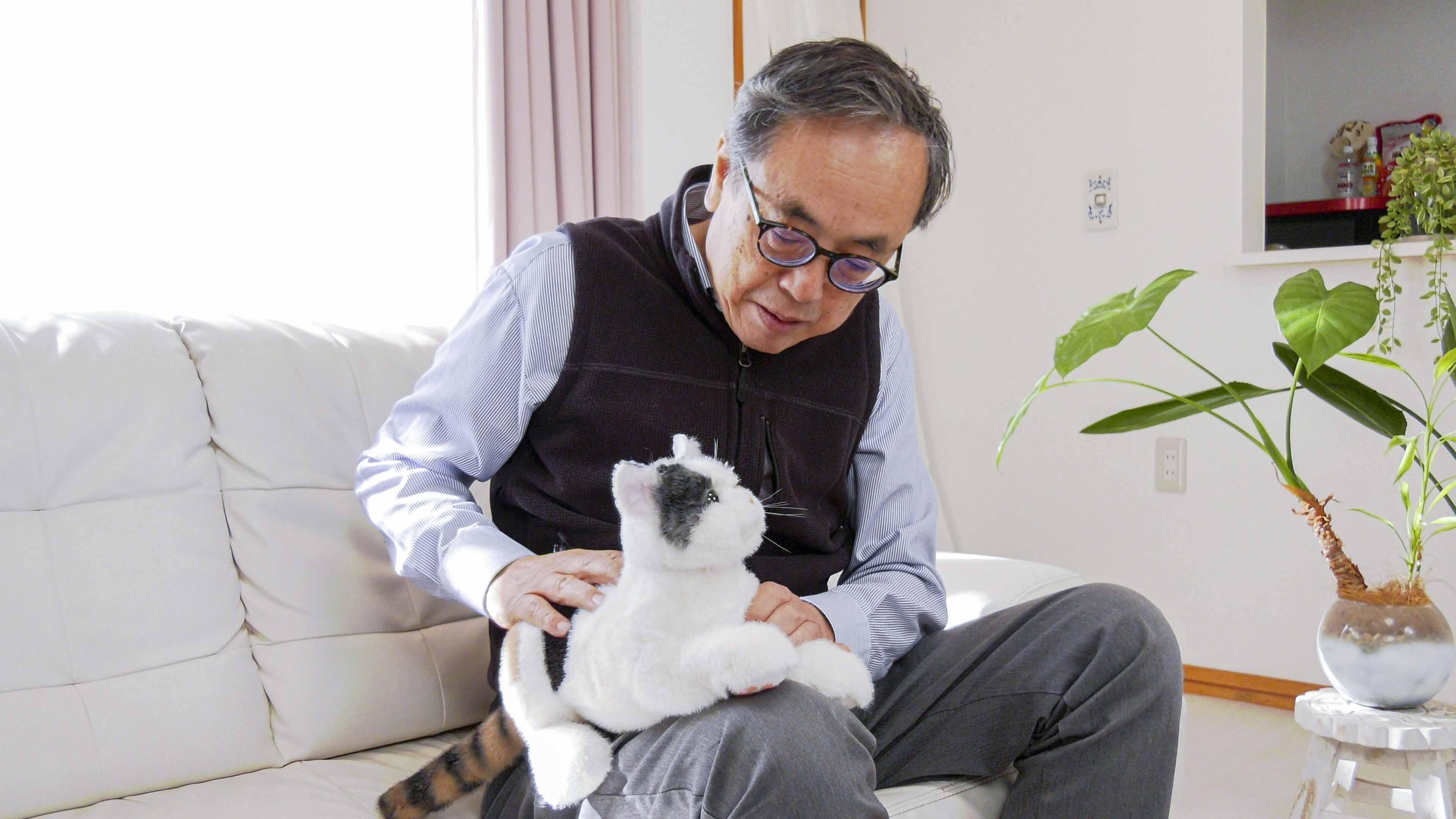 川崎市のロボットメーカーが作る、シニア向けペットの代理ロボット！なでなでねこちゃんEXシリーズ　（みけ）