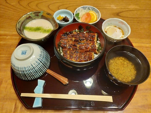 
947 鰻の千代幸特産伊勢芋とろろうなとろ膳と名物白焼（川）のセット1名様分御食事券
