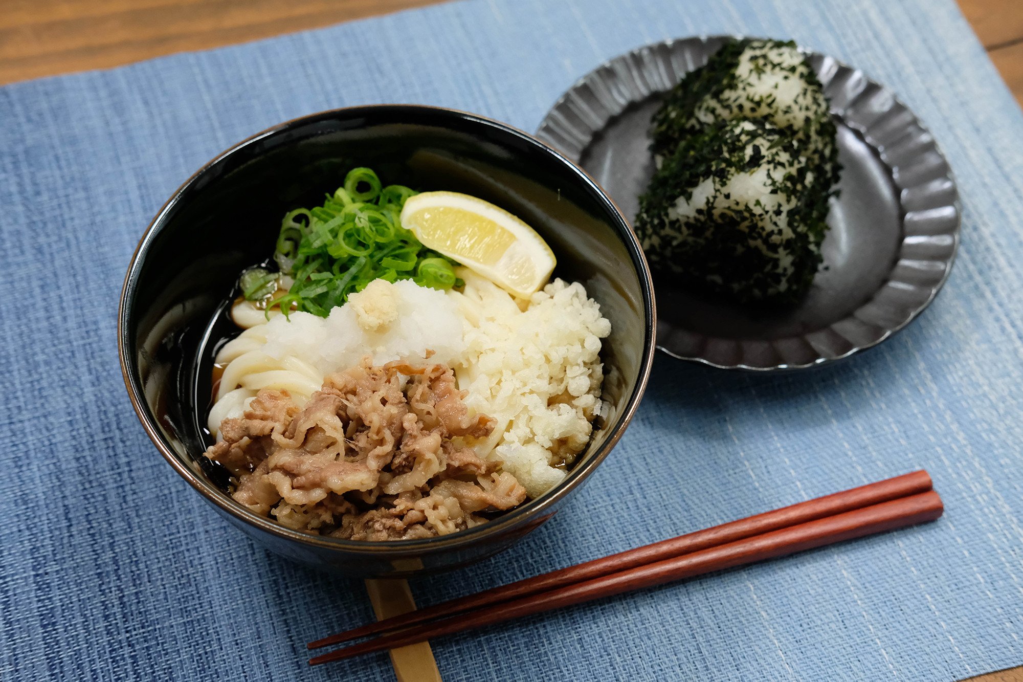 
            ふるさと萩の味「どんどん」の肉うどんと肉ぶっかけうどん各4人前セット(全8食分)　わかめむすびの素付き　｜HGH00013
          