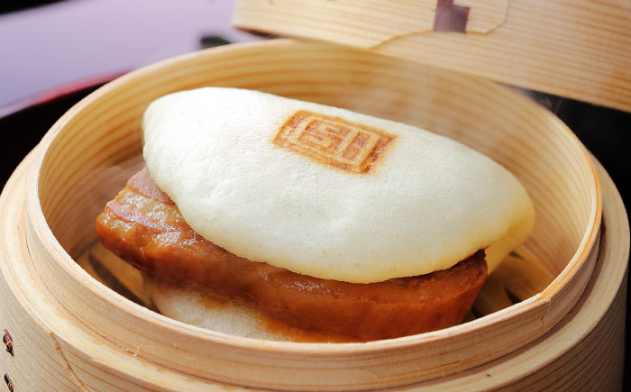 【化粧箱入り】長崎角煮まんじゅう （12個）＆ 大とろ角煮まんじゅう（10個）　《壱岐市》【岩崎本舗】冷凍 豚 豚角煮 角煮饅頭 簡単調理 おやつ お取り寄せ 長崎 [JHA056]