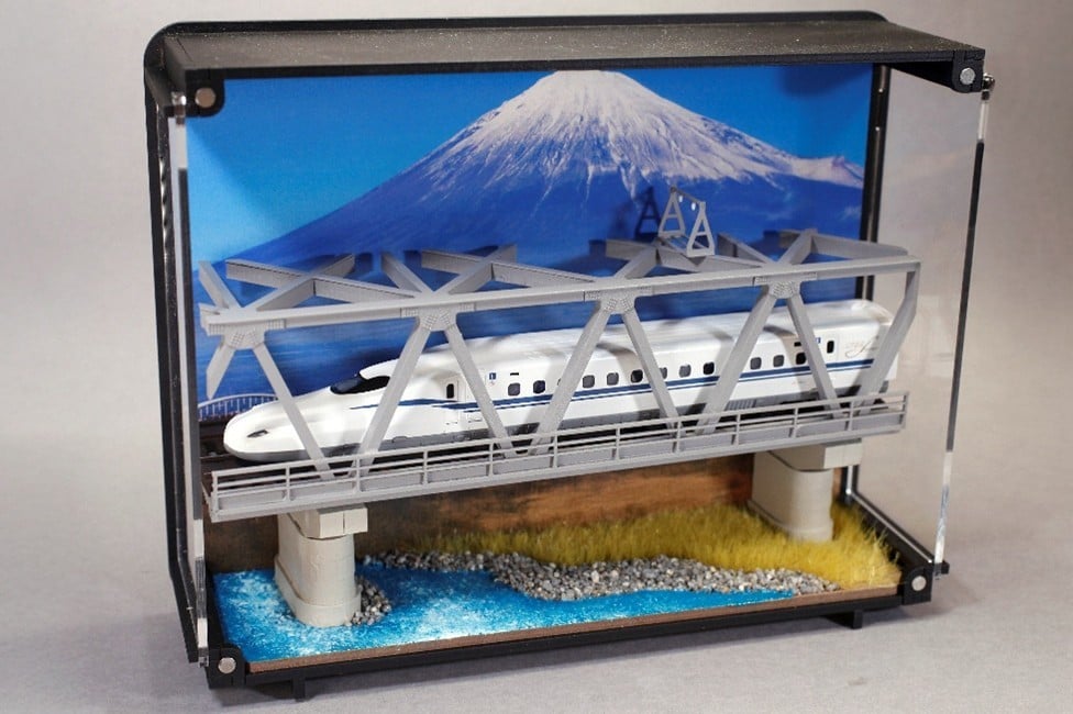 
            鉄道模型 走る情景(ジオラマ)シリーズ《N700S新幹線「のぞみ」》 東京 新宿 ジオラマ 本棚展示台 東海道新幹線 N700Sのぞみ号 富士山 富士川橋梁 コンパクト ミニチュア 模型 鉄道模型 インテリア 電車 0055-018-S07
          