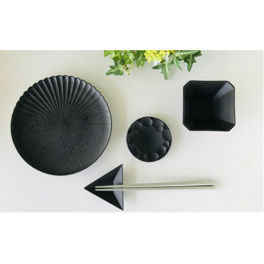 有田焼 テーブルコーディネートがグッと引き締まる黒い器／4点セット 深海三龍堂 食器 おしゃれ 黒い器 黒い皿 お皿 小鉢 吉右エ門 モダン 30000円 3万円 ay023
