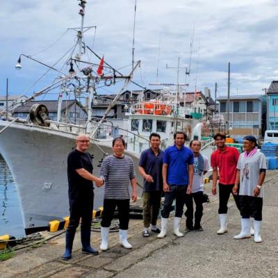 ふるさと納税 魚津市 【冷凍品】 自社漁船直送!魚卸問屋のベニズワイガニ　500g級×3杯 |  | 01