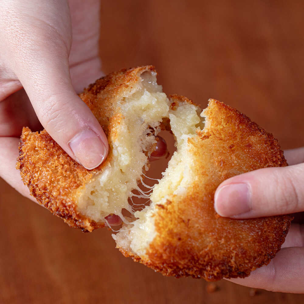 【ふるさと納税】【選べる個数 6~12個】【しあわせチーズ工房】ラクレット使用！しあわせコロッケ 【4月1日から順次発送】 足寄町/Woody bell [BEBM004]