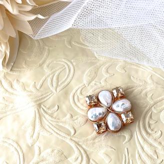 淡水パールとスワロフスキークリスタルの上品ハンドメイドスクエアブローチ（ゴールド）｜希少な大粒クリスタル使用・高級感漂うしずく型パール｜プレゼント仕様・ギフトBOX入り｜RoseTaraオリジナルデザ