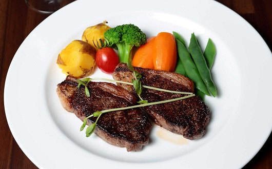 エゾシカ肉を使用したジビエディナーを提供します