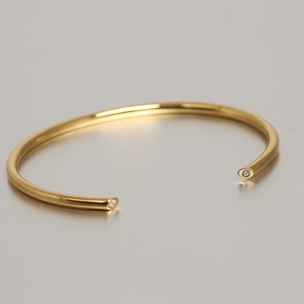 
                  【K18イエローゴールドバングル】ダイヤモンド2粒が密かに輝く 遊び心ある大人アクセサリー　人気カラー　K18-B005 / 金 ゴールド ダイヤ ジュエリー アクセサリー ギフト プレゼント レディース シンプル 定番
                