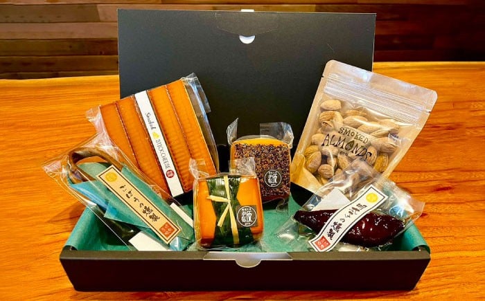 燻製スモークチーズ 3種 （プレーン、ペッパー、スティック5本入）、燻製おつまみセット（ごぼう、明太子、アーモンド）